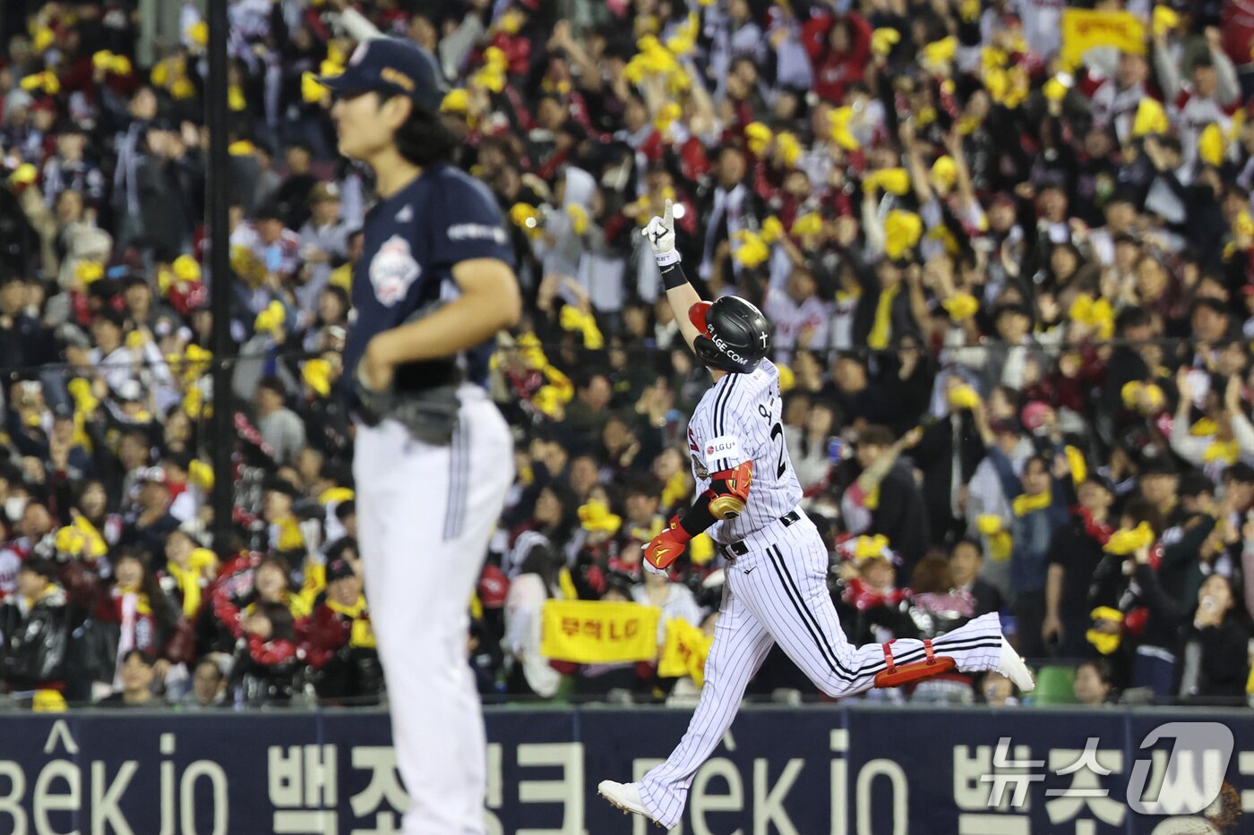 본문 이미지 - 14일 서울 잠실야구장에서 열린 2026 신한 SOL KBO 포스트시즌 와일드카드 결정전 1차전 LG 트윈스와 두산 베어스의 경기에서 1회말 1사 1루상황 LG 오스틴이 투런포를 날린 뒤 세리머니를 하고 있다. 2026.10.14 ⓒ 뉴스1 박지혜 기자