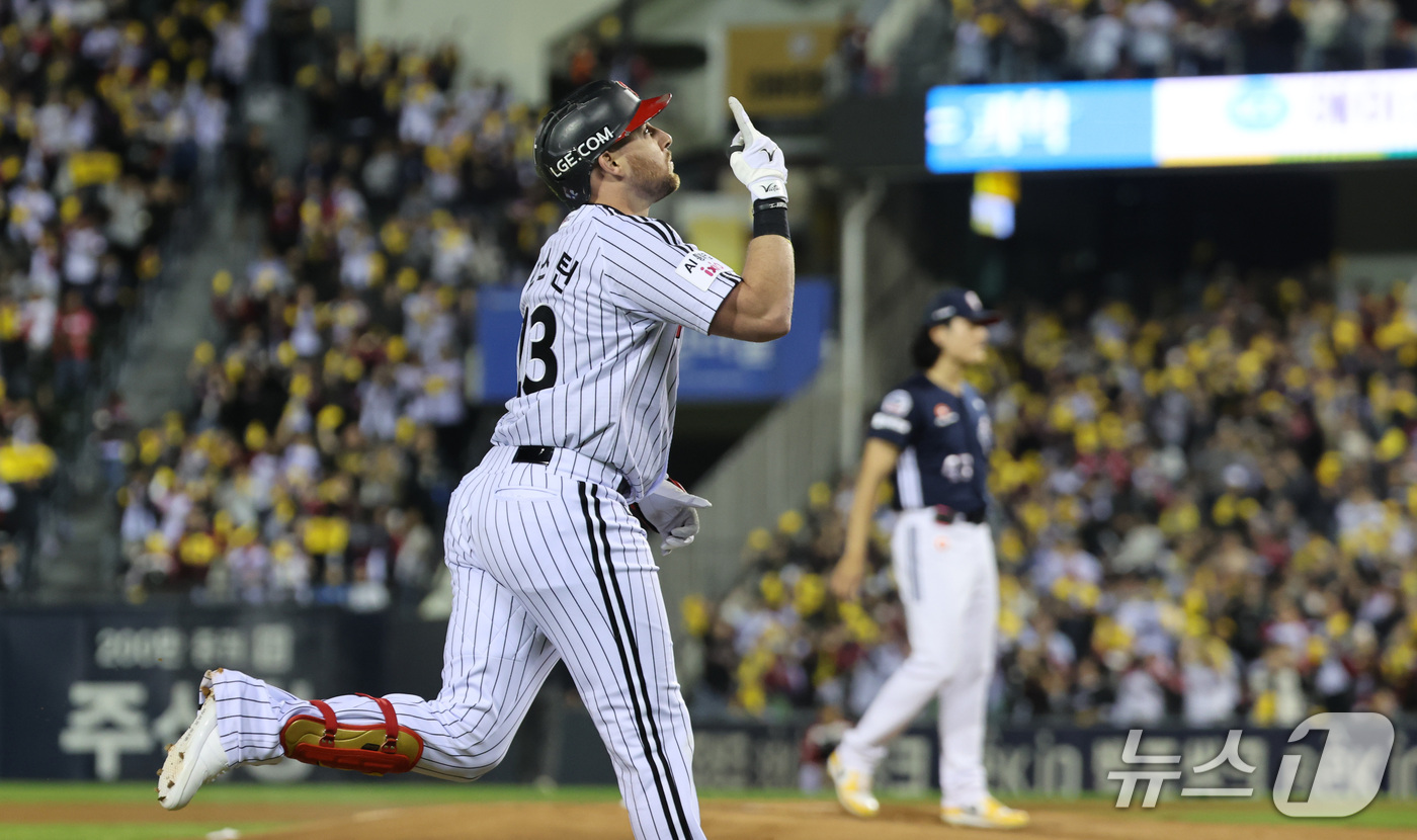 (서울=뉴스1) 박지혜 기자 = 14일 서울 잠실야구장에서 열린 2026 신한 SOL KBO 포스트시즌 와일드카드 결정전 1차전 LG 트윈스와 두산 베어스의 경기에서 1회말 1사 …
