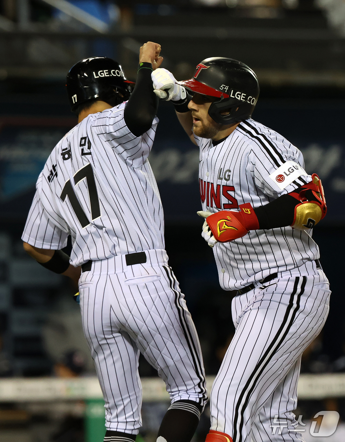 (서울=뉴스1) 김진환 기자 = 14일 오후 서울 송파구 잠실야구장에서 열린 프로야구 '2026 신한 SOL KBO 와일드카드 결정전 1차전' 두산 베어스와 LG 트윈스의 경기, …