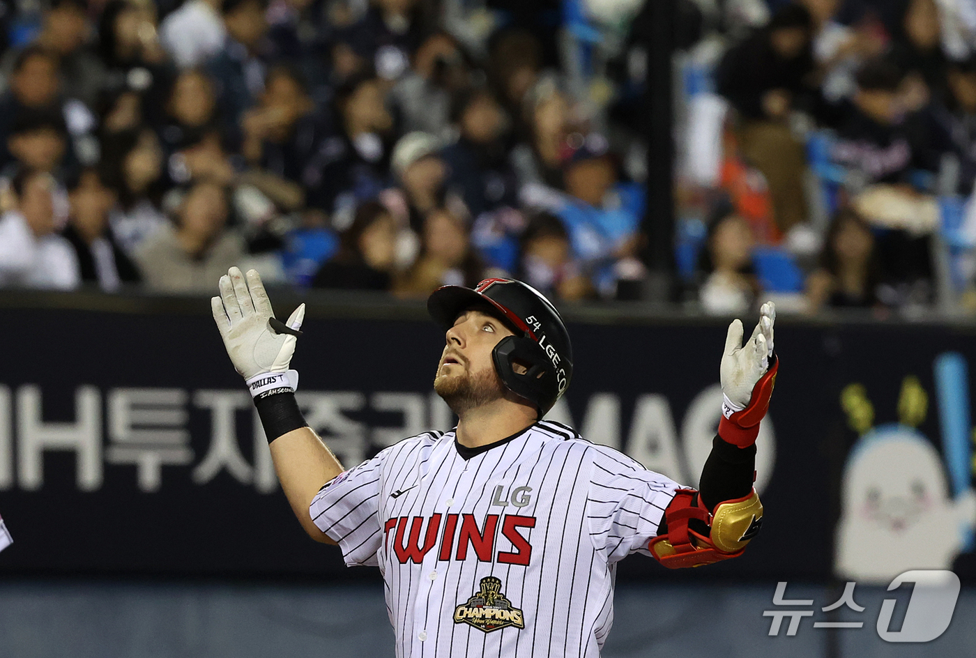 (서울=뉴스1) 김진환 기자 = 14일 오후 서울 송파구 잠실야구장에서 열린 프로야구 '2026 신한 SOL KBO 와일드카드 결정전 1차전' 두산 베어스와 LG 트윈스의 경기, …