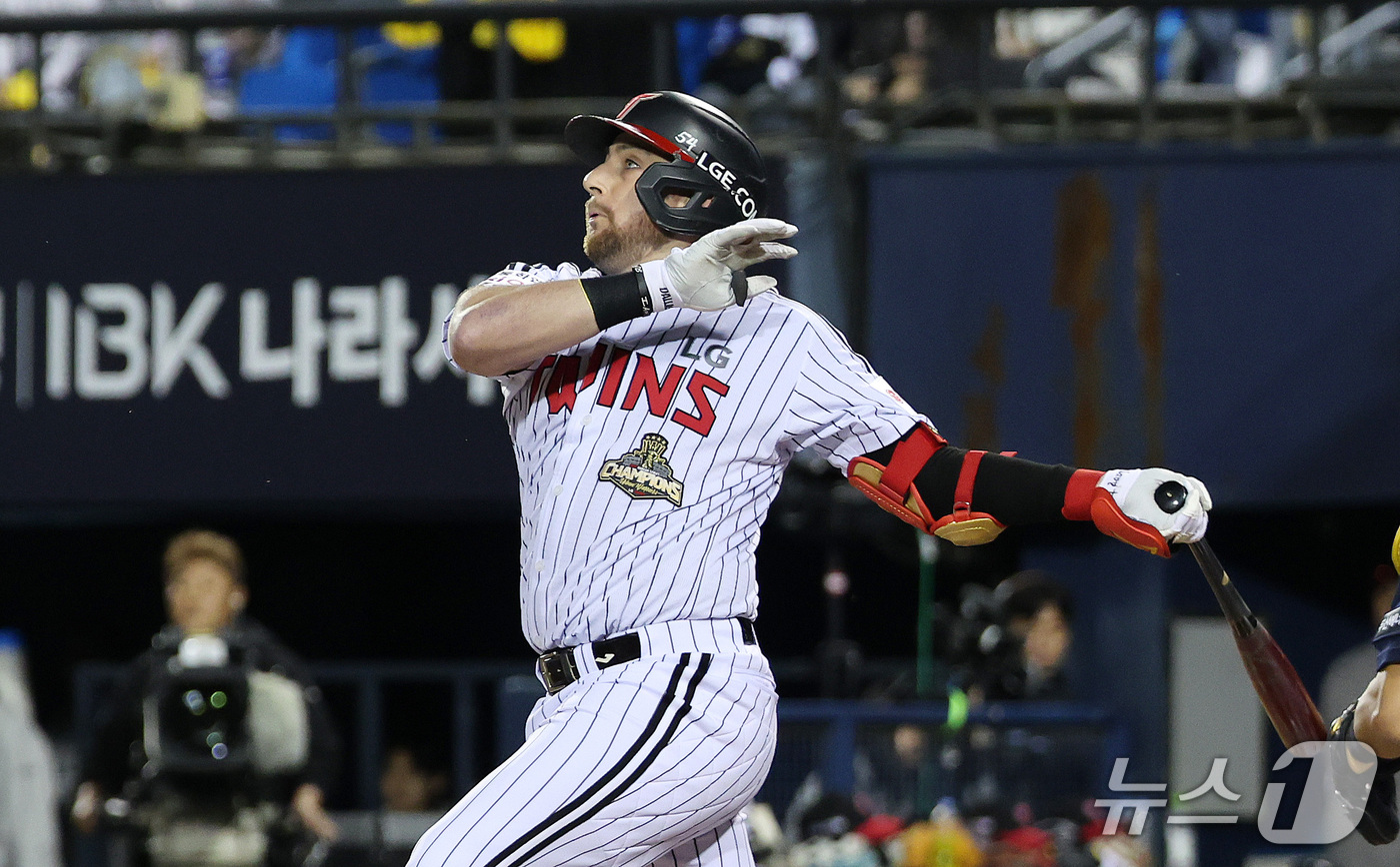 (서울=뉴스1) 박지혜 기자 = 14일 서울 잠실야구장에서 열린 2026 신한 SOL KBO 포스트시즌 와일드카드 결정전 1차전 LG 트윈스와 두산 베어스의 경기에서 1회말 1사 …