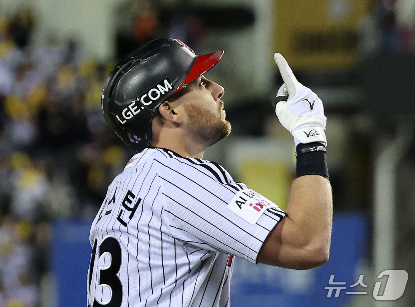 본문 이미지 - 14일 서울 잠실야구장에서 열린 2026 신한 SOL KBO 포스트시즌 와일드카드 결정전 1차전 LG 트윈스와 두산 베어스의 경기에서 1회말 1사 1루 상황 LG 오스틴이 투런포를 날린 뒤 세리머니를 하고 있다. 2026.10.14 ⓒ 뉴스1 박지혜 기자