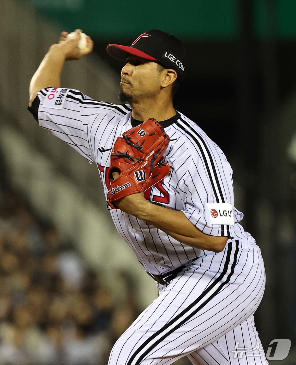 (서울=뉴스1) 김진환 기자 = 14일 오후 서울 송파구 잠실야구장에서 열린 프로야구 '2026 신한 SOL KBO 와일드카드 결정전 1차전' 두산 베어스와 LG 트윈스의 경기, …