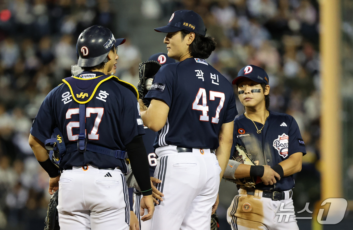 (서울=뉴스1) 김진환 기자 = 14일 오후 서울 송파구 잠실야구장에서 열린 프로야구 '2026 신한 SOL KBO 와일드카드 결정전 1차전' 두산 베어스와 LG 트윈스의 경기, …