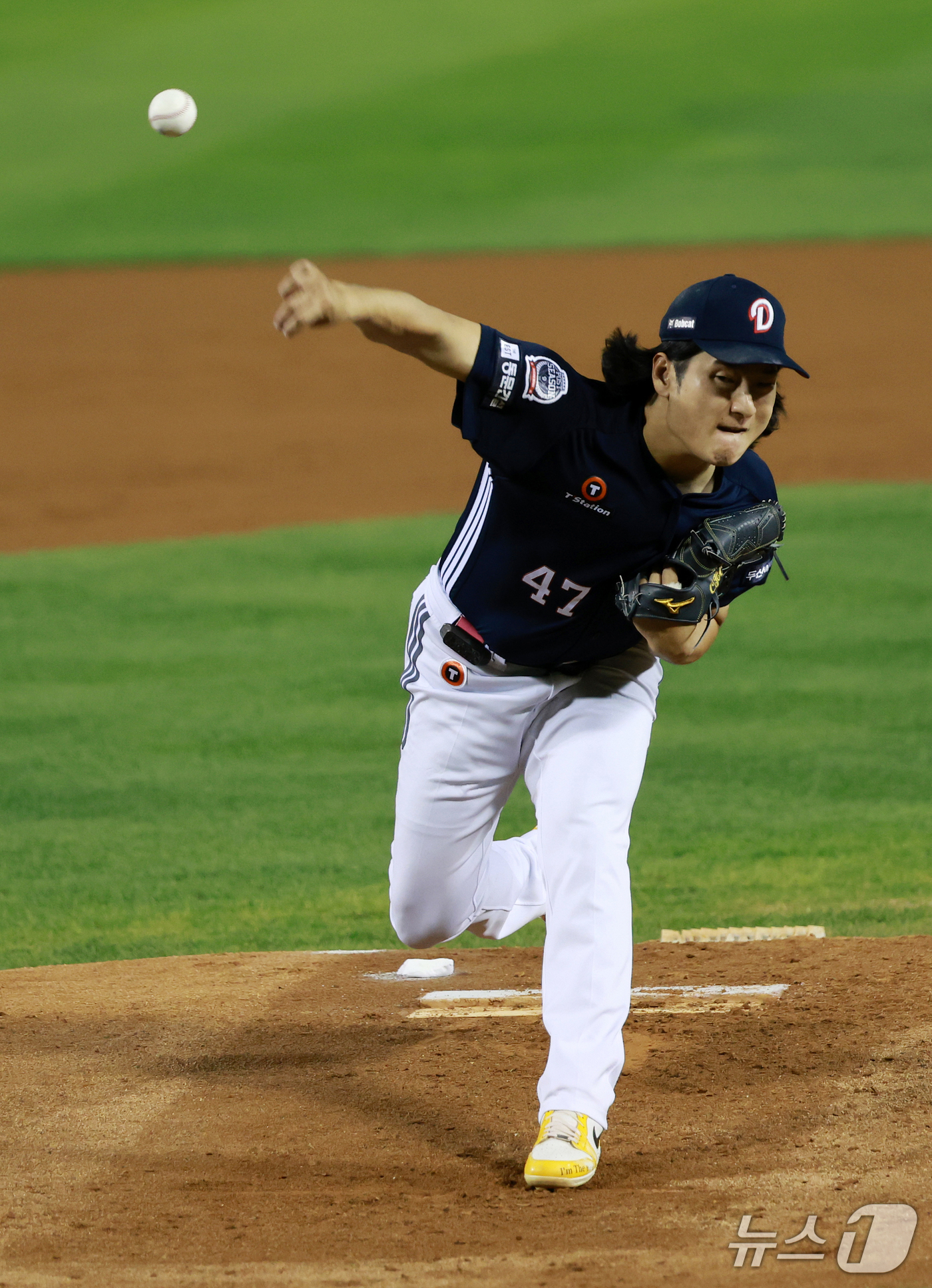 (서울=뉴스1) 이호윤 기자 = 14일 서울 송파구 잠실야구장에서 열린 프로야구 '2026 신한 SOL KBO 와일드카드 결정전 1차전' 두산 베어스와 LG 트윈스의 경기, 1회말 …
