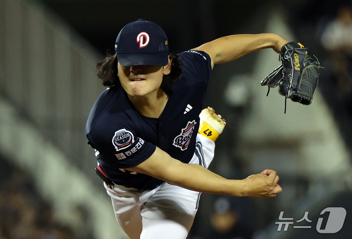 본문 이미지 - 14일 오후 서울 송파구 잠실야구장에서 열린 프로야구 '2026 신한 SOL KBO 와일드카드 결정전 1차전' 두산 베어스와 LG 트윈스의 경기, 두산 선발 곽빈이 2회말 등판해 힘차게 공을 던지고 있다. 2026.10.14 ⓒ 뉴스1 김진환 기자