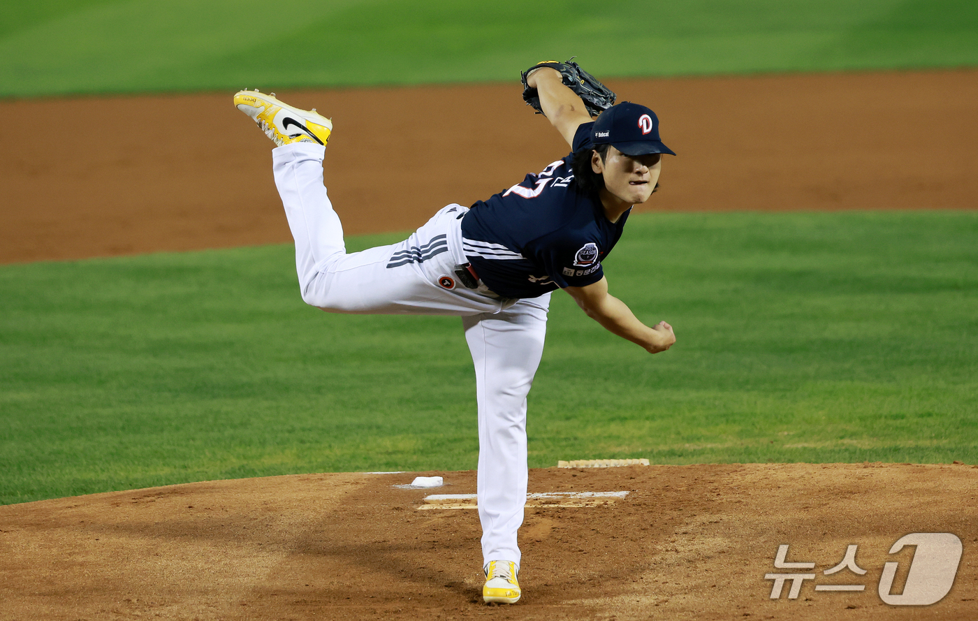 (서울=뉴스1) 이호윤 기자 = 14일 서울 송파구 잠실야구장에서 열린 프로야구 '2026 신한 SOL KBO 와일드카드 결정전 1차전' 두산 베어스와 LG 트윈스의 경기, 1회말 …