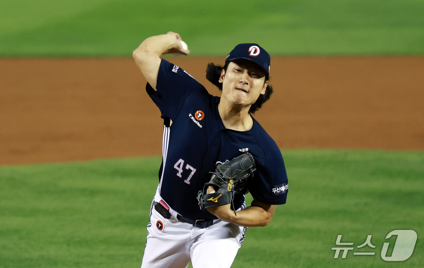 (서울=뉴스1) 이호윤 기자 = 14일 서울 송파구 잠실야구장에서 열린 프로야구 '2026 신한 SOL KBO 와일드카드 결정전 1차전' 두산 베어스와 LG 트윈스의 경기, 1회말 …