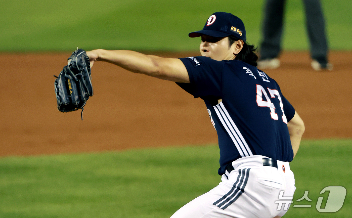 (서울=뉴스1) 이호윤 기자 = 14일 서울 송파구 잠실야구장에서 열린 프로야구 '2026 신한 SOL KBO 와일드카드 결정전 1차전' 두산 베어스와 LG 트윈스의 경기, 1회말 …