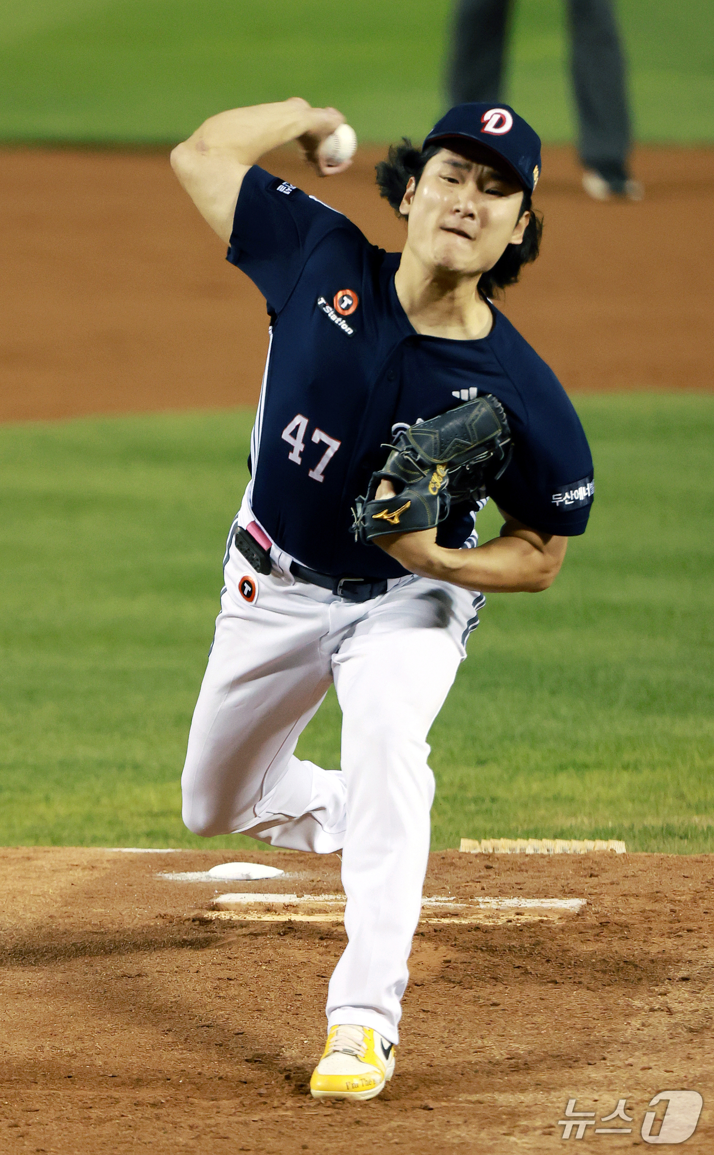 (서울=뉴스1) 이호윤 기자 = 14일 서울 송파구 잠실야구장에서 열린 프로야구 '2026 신한 SOL KBO 와일드카드 결정전 1차전' 두산 베어스와 LG 트윈스의 경기, 1회말 …