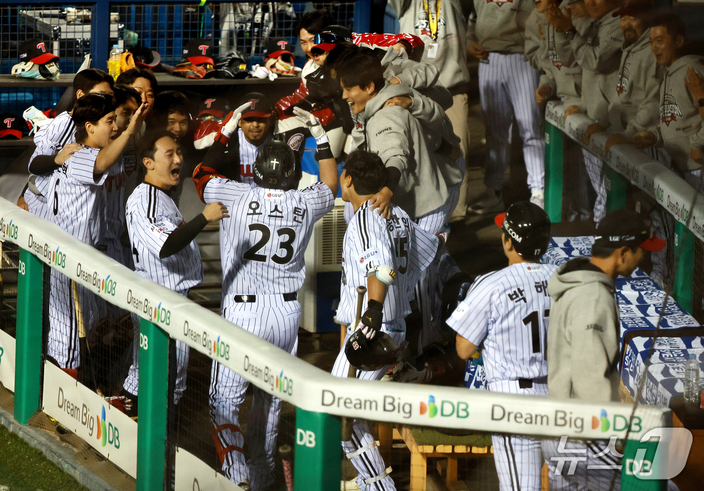 (서울=뉴스1) 이호윤 기자 = 14일 오후 서울 송파구 잠실야구장에서 열린 프로야구 '2026 신한 SOL KBO 와일드카드 결정전 1차전' 두산 베어스와 LG 트윈스의 경기, …