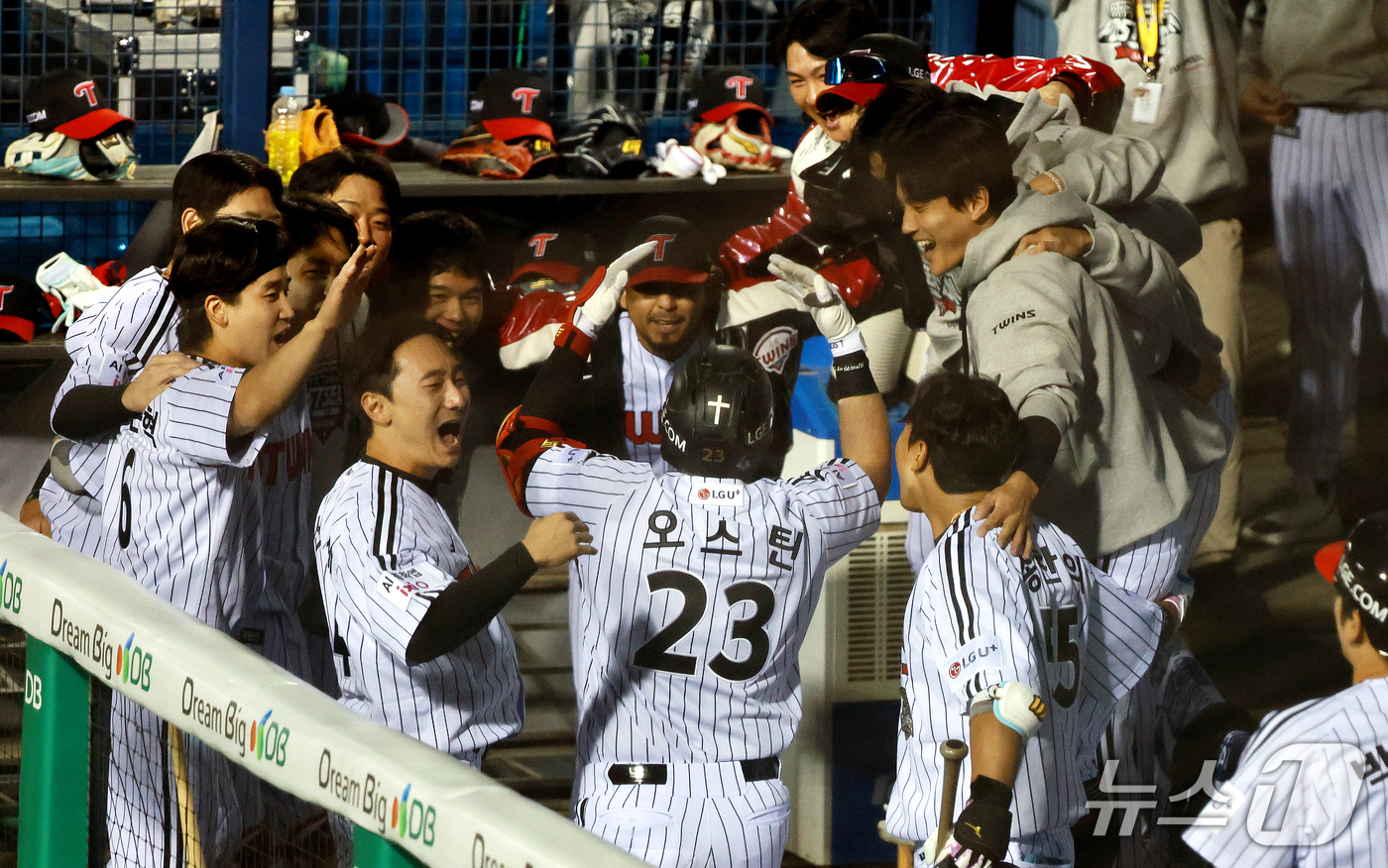 (서울=뉴스1) 이호윤 기자 = 14일 오후 서울 송파구 잠실야구장에서 열린 프로야구 '2026 신한 SOL KBO 와일드카드 결정전 1차전' 두산 베어스와 LG 트윈스의 경기, …