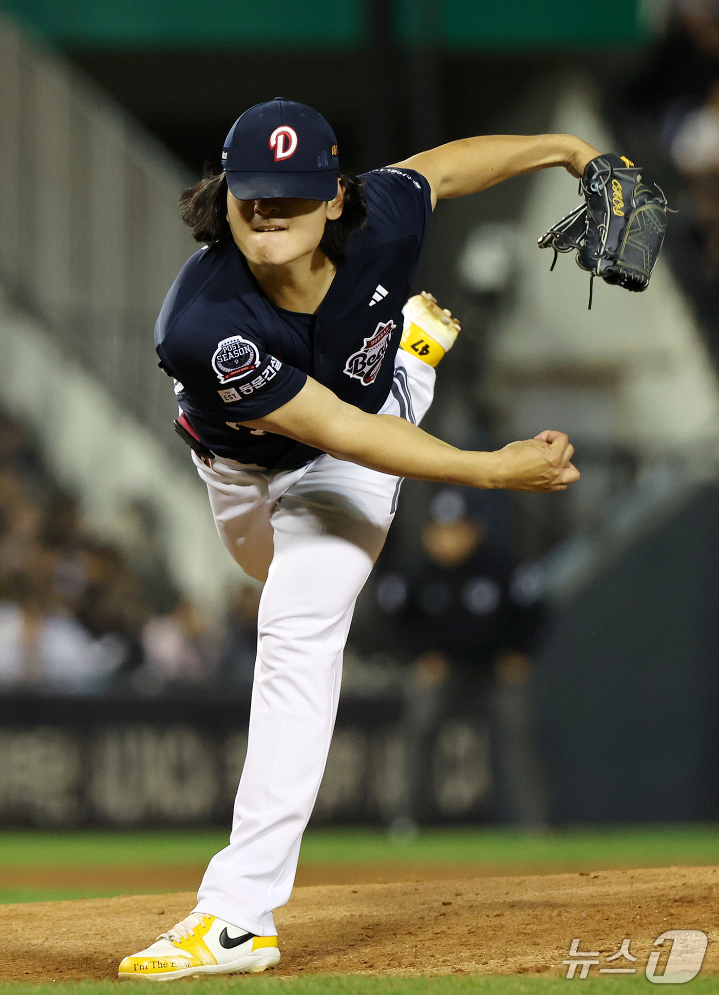 (서울=뉴스1) 김진환 기자 = 14일 오후 서울 송파구 잠실야구장에서 열린 프로야구 '2026 신한 SOL KBO 와일드카드 결정전 1차전' 두산 베어스와 LG 트윈스의 경기, …