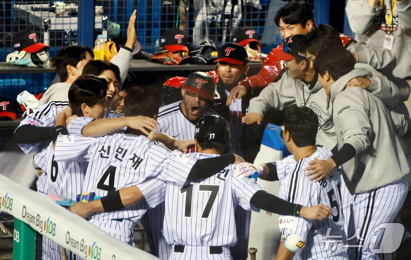 (서울=뉴스1) 이호윤 기자 = 14일 오후 서울 송파구 잠실야구장에서 열린 프로야구 '2026 신한 SOL KBO 와일드카드 결정전 1차전' 두산 베어스와 LG 트윈스의 경기, …