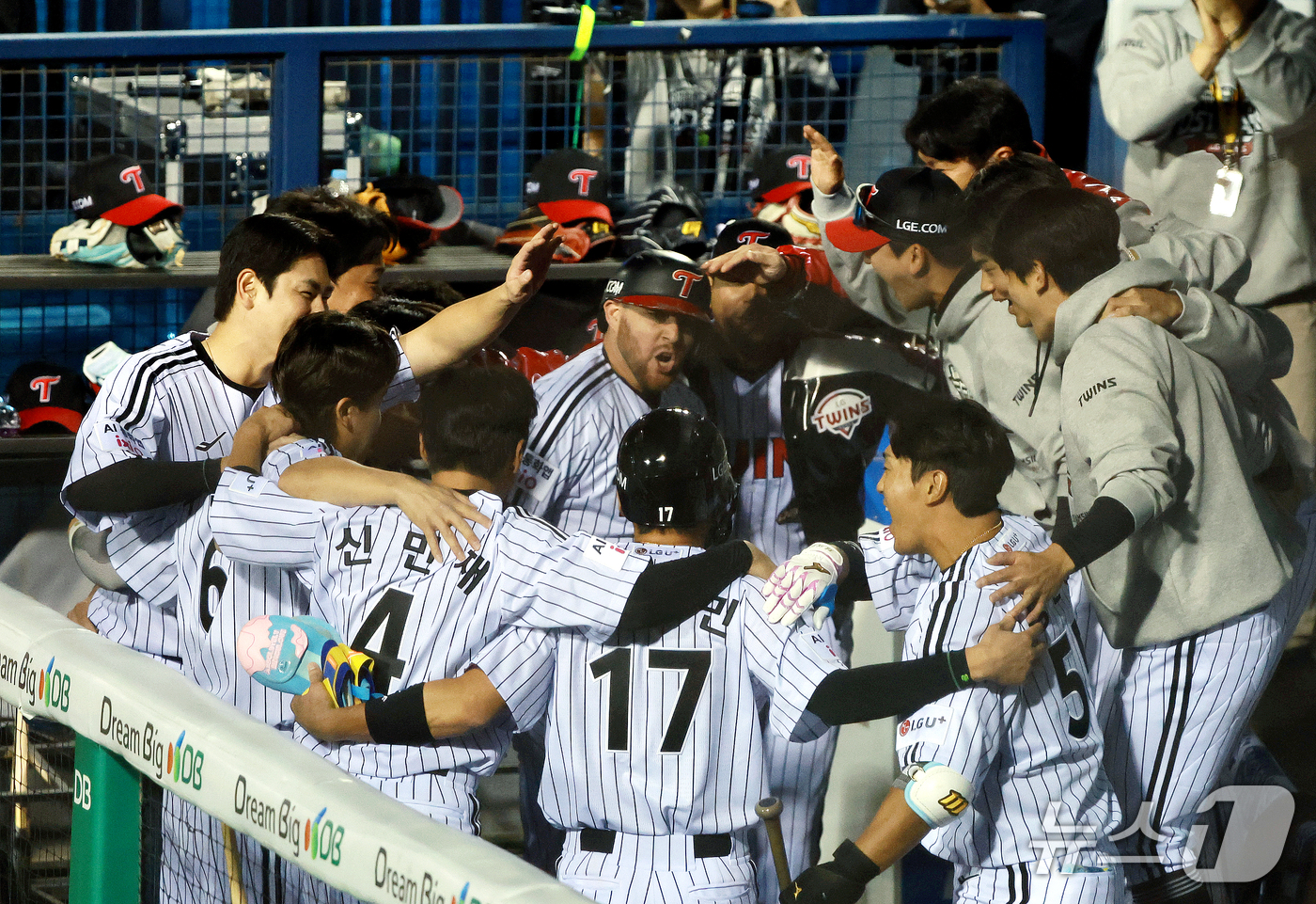 (서울=뉴스1) 이호윤 기자 = 14일 오후 서울 송파구 잠실야구장에서 열린 프로야구 '2026 신한 SOL KBO 와일드카드 결정전 1차전' 두산 베어스와 LG 트윈스의 경기, …