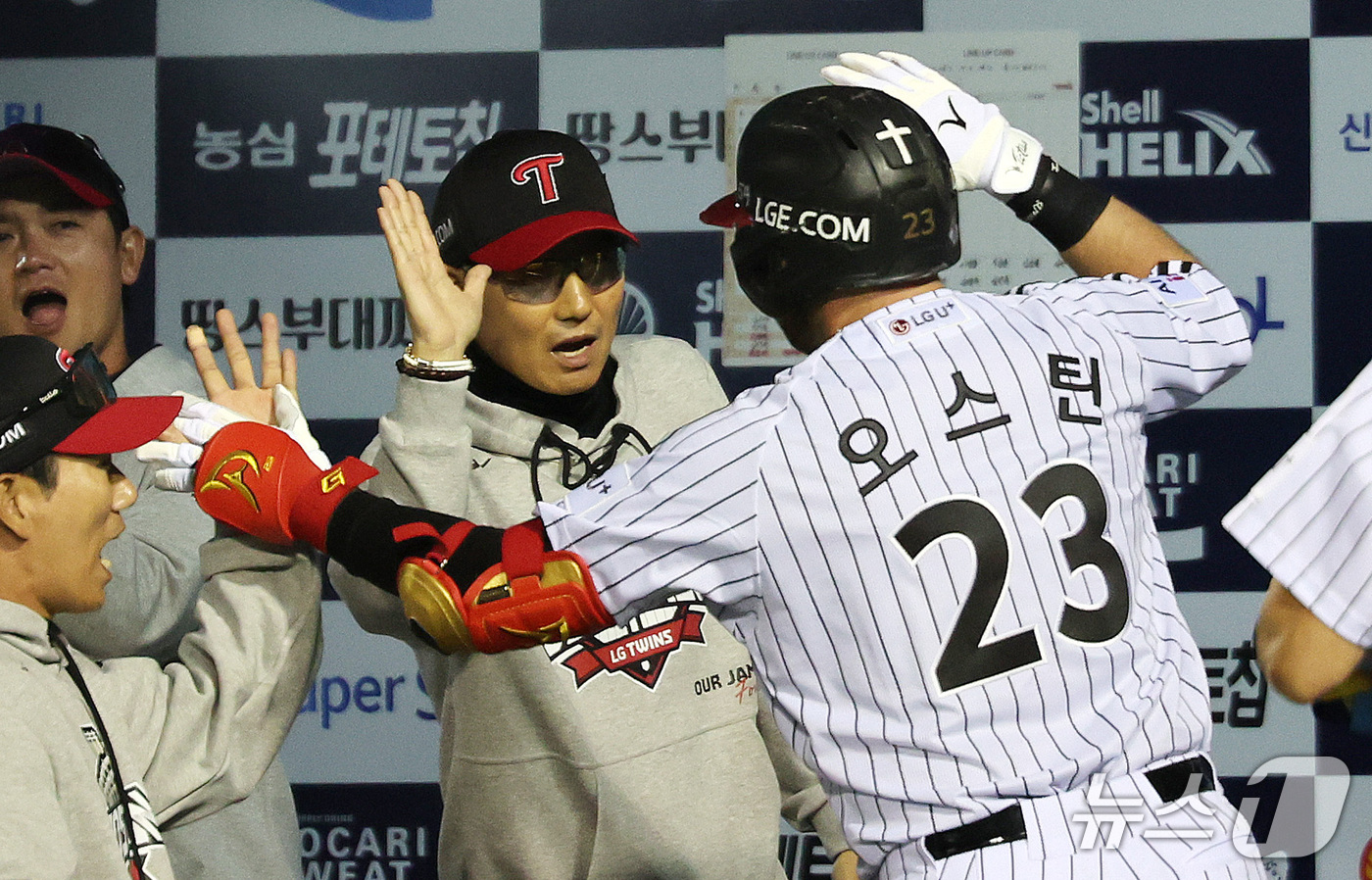 (서울=뉴스1) 박지혜 기자 = 14일 서울 잠실야구장에서 열린 2026 신한 SOL KBO 포스트시즌 와일드카드 결정전 1차전 LG 트윈스와 두산 베어스의 경기에서 1회말 1사 …