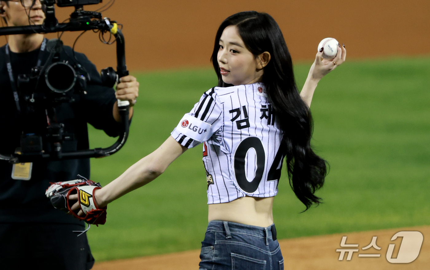 (서울=뉴스1) 이호윤 기자 = 트리플에스 김채연이 14일 서울 송파구 잠실야구장에서 열린 프로야구 '2026 신한 SOL KBO 와일드카드 결정전 1차전' 두산 베어스와 LG 트 …