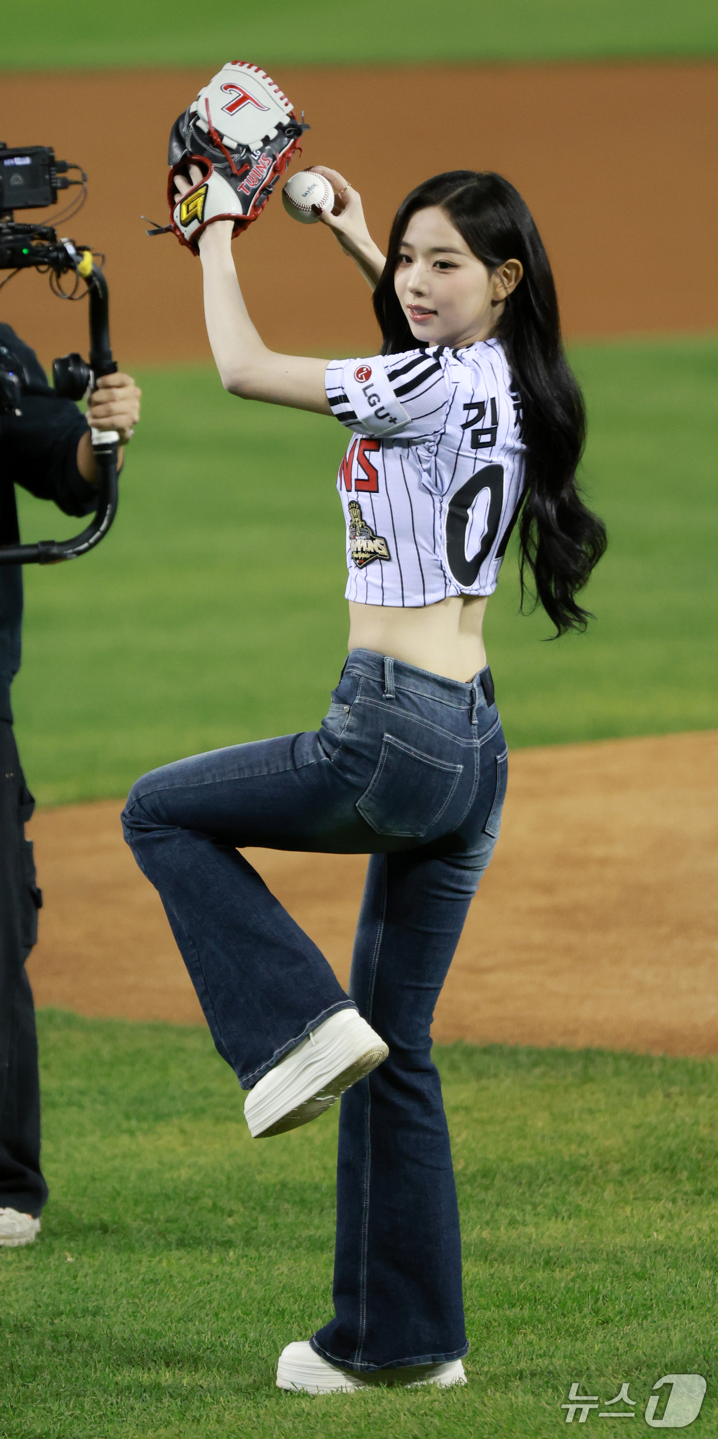 (서울=뉴스1) 이호윤 기자 = 트리플에스 김채연이 14일 서울 송파구 잠실야구장에서 열린 프로야구 '2026 신한 SOL KBO 와일드카드 결정전 1차전' 두산 베어스와 LG 트 …