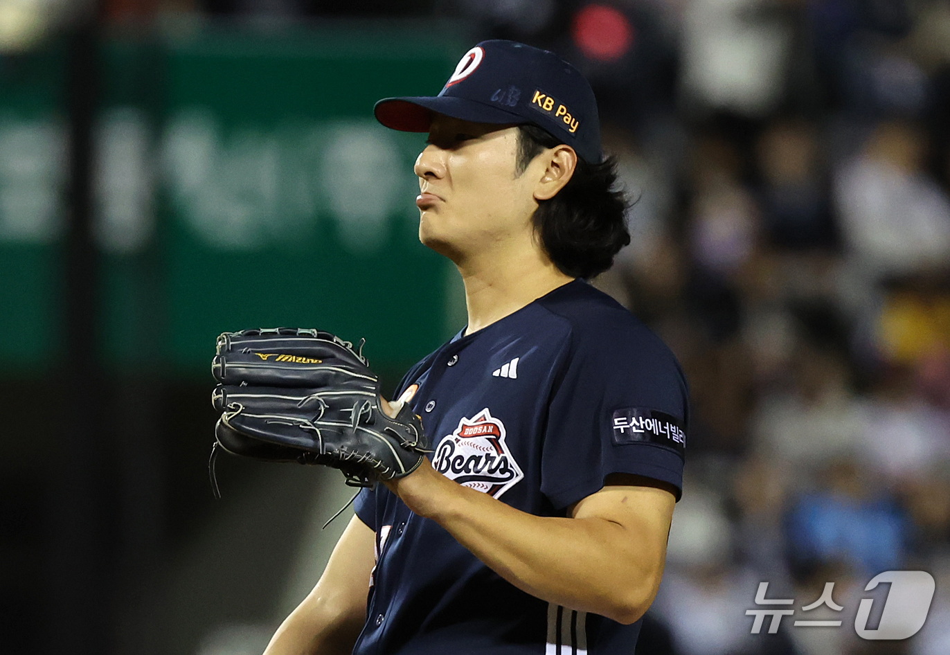 (서울=뉴스1) 김진환 기자 = 14일 오후 서울 송파구 잠실야구장에서 열린 프로야구 '2026 신한 SOL KBO 와일드카드 결정전 1차전' 두산 베어스와 LG 트윈스의 경기, …
