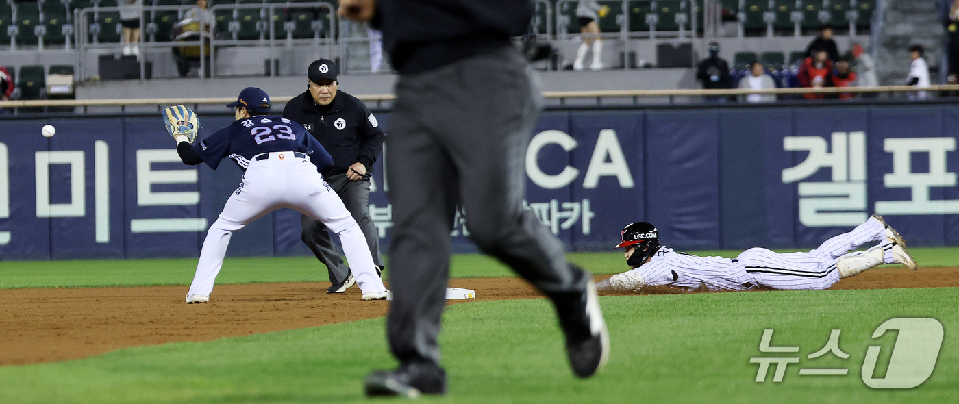 (서울=뉴스1) 박지혜 기자 = 14일 서울 잠실야구장에서 열린 2026 신한 SOL KBO 포스트시즌 와일드카드 결정전 1차전 LG 트윈스와 두산 베어스의 경기에서 2회말 LG …