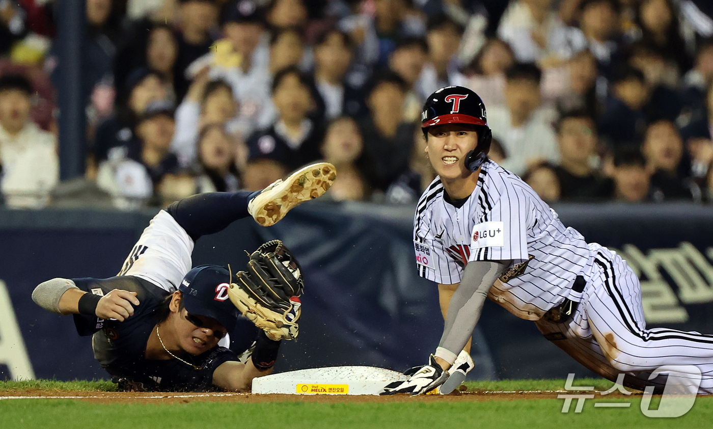 (서울=뉴스1) 김진환 기자 = 14일 오후 서울 송파구 잠실야구장에서 열린 프로야구 '2026 신한 SOL KBO 와일드카드 결정전 1차전' 두산 베어스와 LG 트윈스의 경기, …