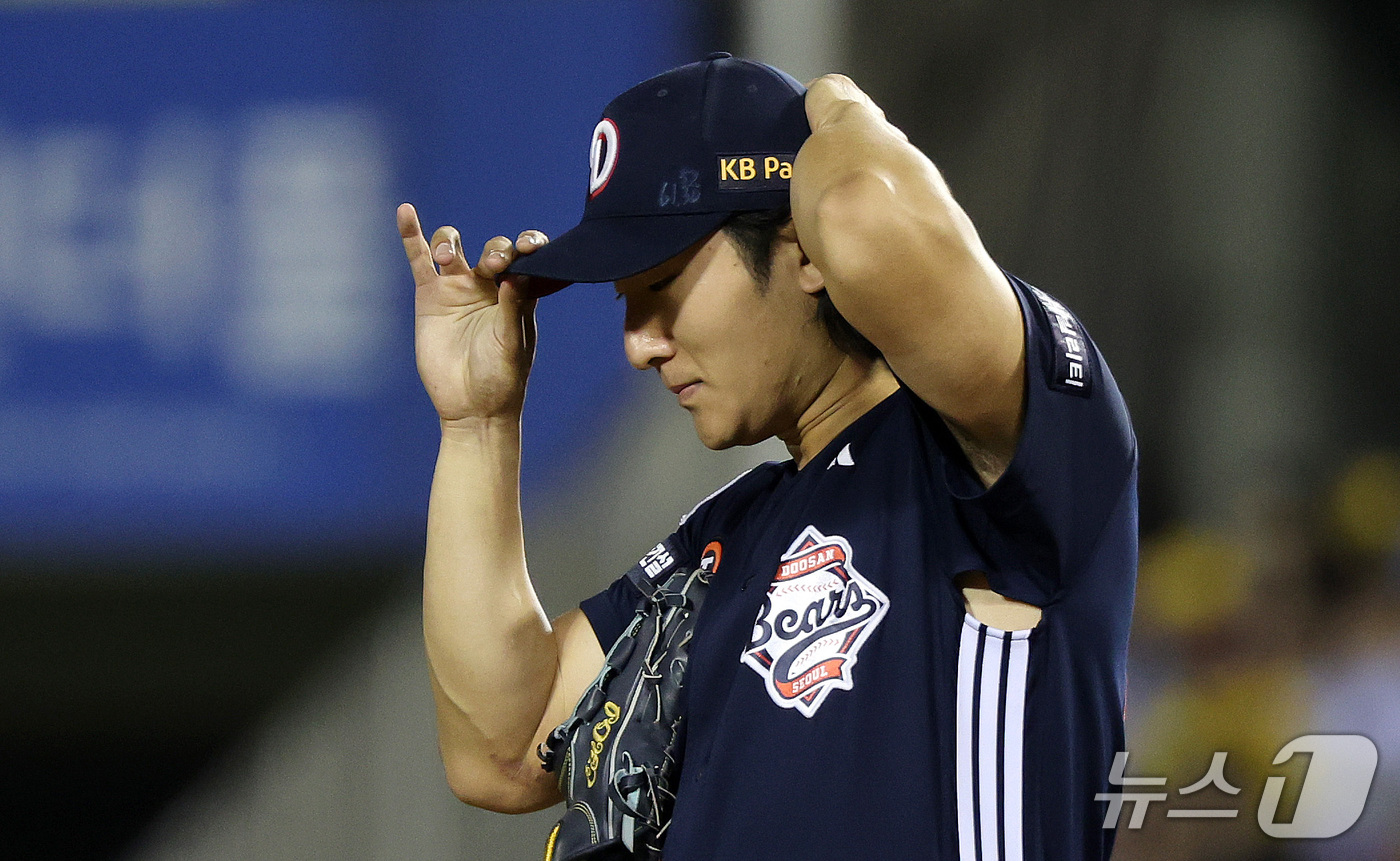 (서울=뉴스1) 박지혜 기자 = 14일 서울 잠실야구장에서 열린 2026 신한 SOL KBO 포스트시즌 와일드카드 결정전 1차전 LG 트윈스와 두산 베어스의 경기에서 2회말 두산 …