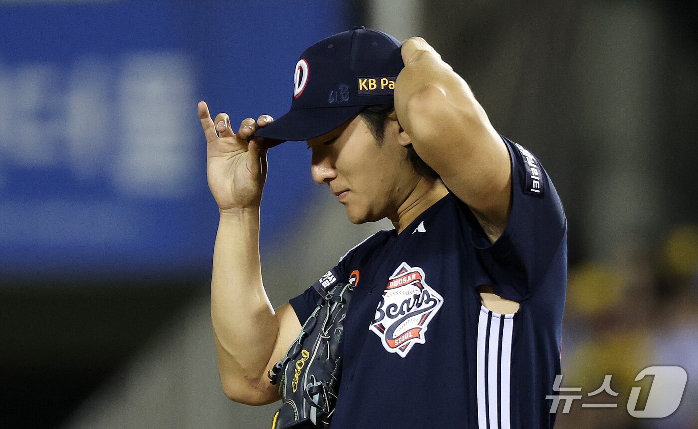 본문 이미지 - 14일 서울 잠실야구장에서 열린 2026 신한 SOL KBO 포스트시즌 와일드카드 결정전 1차전 LG 트윈스와 두산 베어스의 경기에서 2회말 두산 선발투수 곽빈이 LG 구본혁에게 2루타를 허용한 뒤 모자를 고쳐 쓰고 있다. 2026.10.14 ⓒ 뉴스1 박지혜 기자