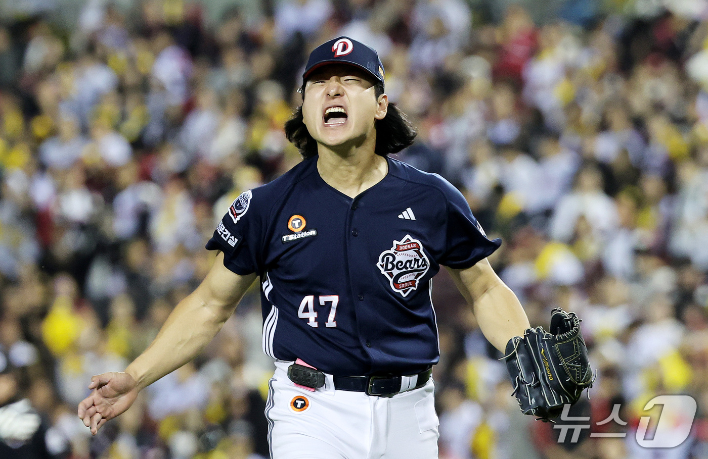 (서울=뉴스1) 박지혜 기자 = 14일 서울 잠실야구장에서 열린 2026 신한 SOL KBO 포스트시즌 와일드카드 결정전 1차전 LG 트윈스와 두산 베어스의 경기에서 2회말 두산 …