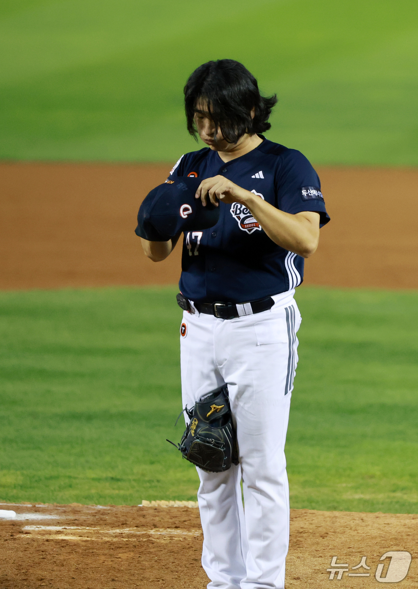 (서울=뉴스1) 이호윤 기자 = 14일 오후 서울 송파구 잠실야구장에서 열린 프로야구 '2026 신한 SOL KBO 와일드카드 결정전 1차전' 두산 베어스와 LG 트윈스의 경기, …