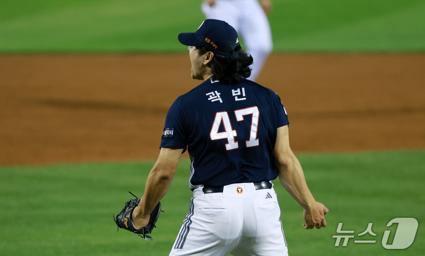 (서울=뉴스1) 이호윤 기자 = 14일 오후 서울 송파구 잠실야구장에서 열린 프로야구 '2026 신한 SOL KBO 와일드카드 결정전 1차전' 두산 베어스와 LG 트윈스의 경기, …