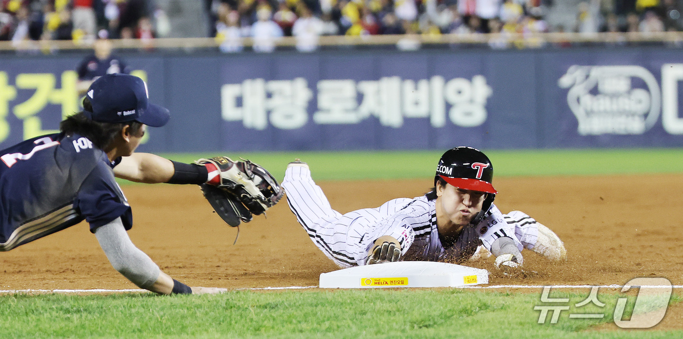 (서울=뉴스1) 박지혜 기자 = 14일 서울 잠실야구장에서 열린 2026 신한 SOL KBO 포스트시즌 와일드카드 결정전 1차전 LG 트윈스와 두산 베어스의 경기에서 2회말 무사 …