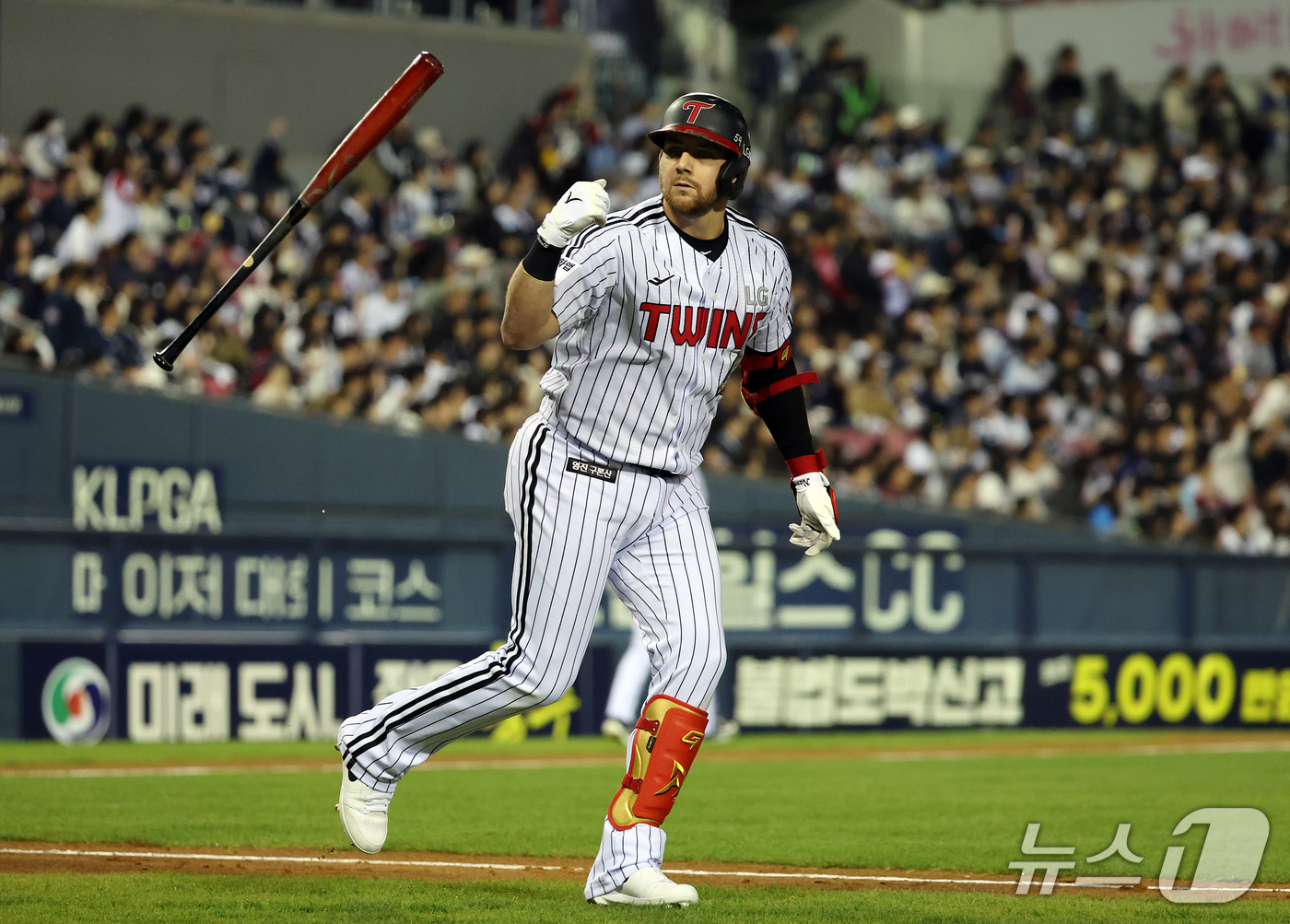 (서울=뉴스1) 김진환 기자 = 14일 오후 서울 송파구 잠실야구장에서 열린 프로야구 '2026 신한 SOL KBO 와일드카드 결정전 1차전' 두산 베어스와 LG 트윈스의 경기, …
