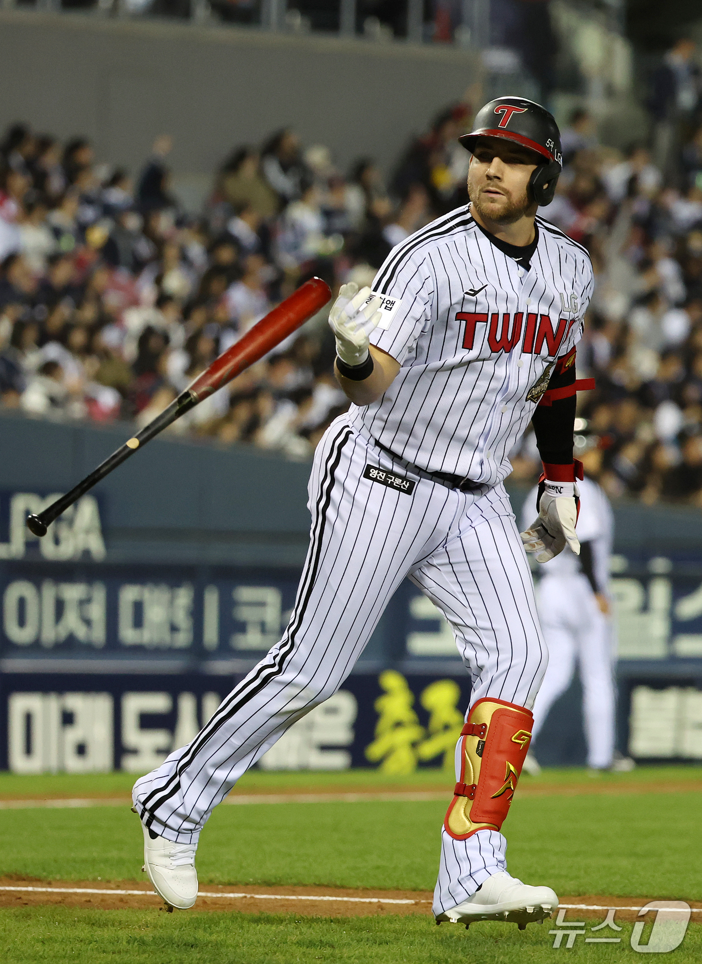 (서울=뉴스1) 김진환 기자 = 14일 오후 서울 송파구 잠실야구장에서 열린 프로야구 '2026 신한 SOL KBO 와일드카드 결정전 1차전' 두산 베어스와 LG 트윈스의 경기, …