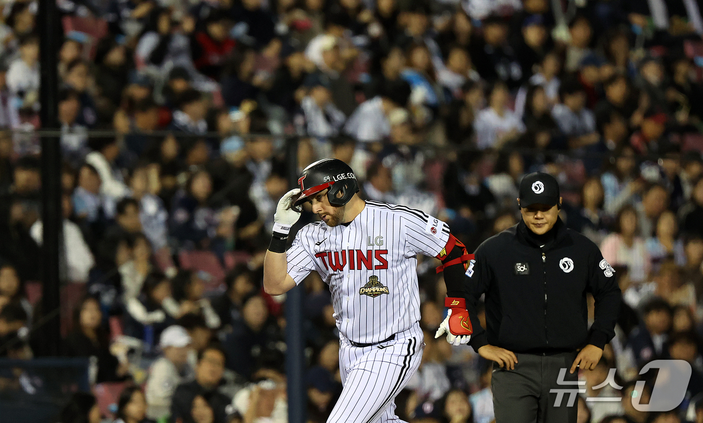 (서울=뉴스1) 김진환 기자 = 14일 오후 서울 송파구 잠실야구장에서 열린 프로야구 '2026 신한 SOL KBO 와일드카드 결정전 1차전' 두산 베어스와 LG 트윈스의 경기, …
