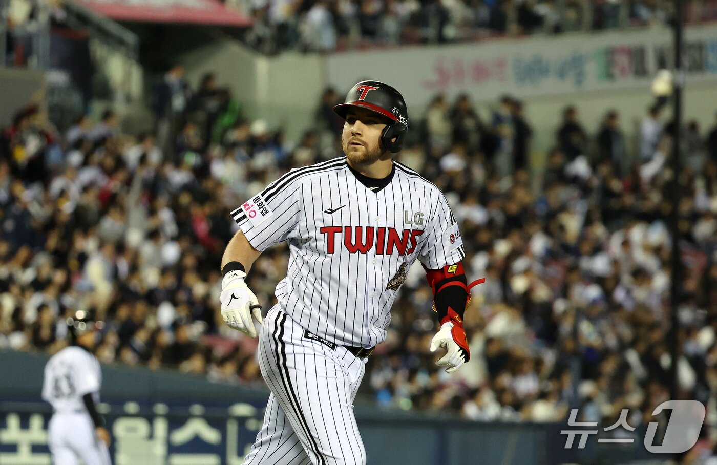 본문 이미지 - 14일 오후 서울 송파구 잠실야구장에서 열린 프로야구 '2026 신한 SOL KBO 와일드카드 결정전 1차전' 두산 베어스와 LG 트윈스의 경기, LG 오스틴이 1회말 1사 1루 상황에서 선제 투런 홈런을 친 뒤 홈으로 향하고 있다. 2026.10.14 ⓒ 뉴스1 김진환 기자