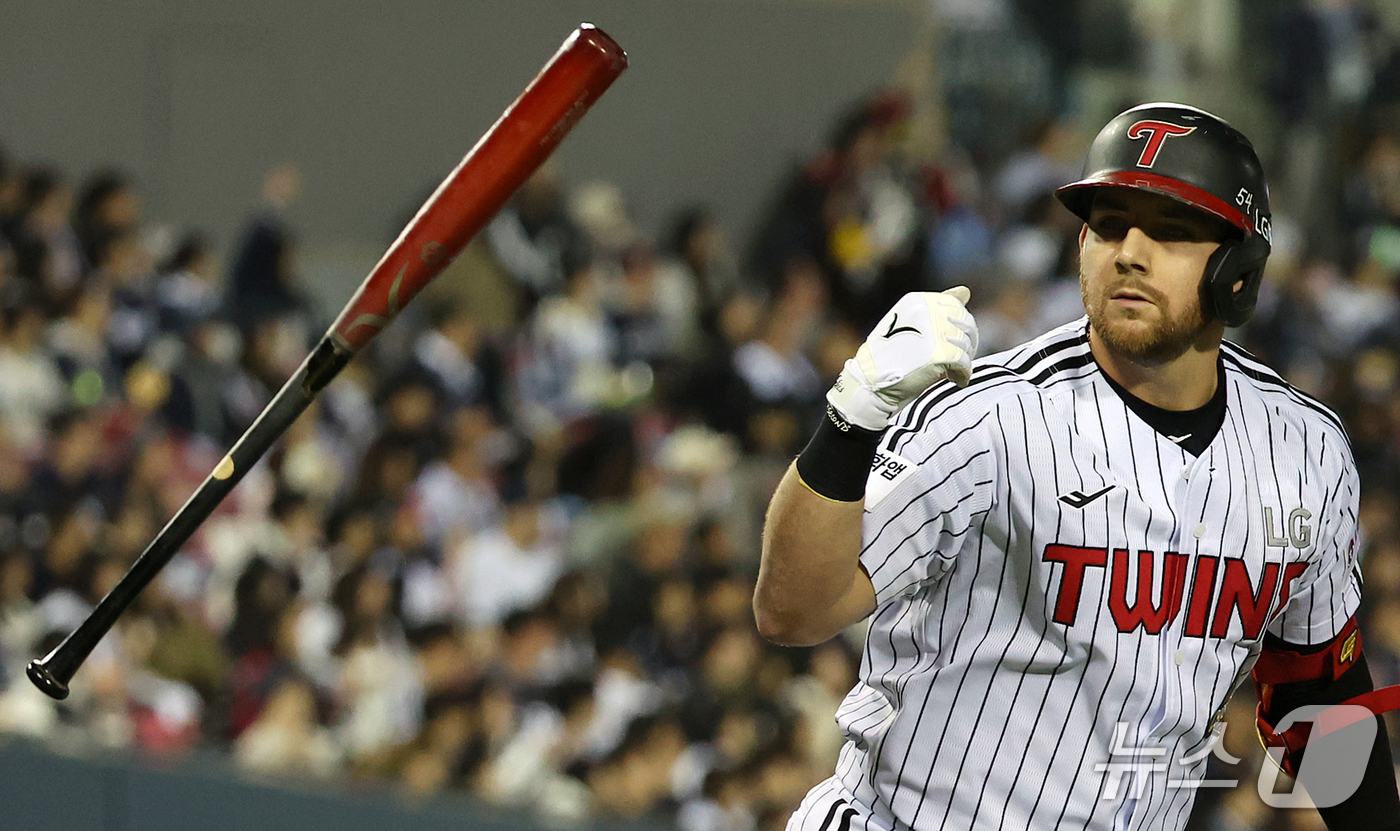 (서울=뉴스1) 김진환 기자 = 14일 오후 서울 송파구 잠실야구장에서 열린 프로야구 '2026 신한 SOL KBO 와일드카드 결정전 1차전' 두산 베어스와 LG 트윈스의 경기, …