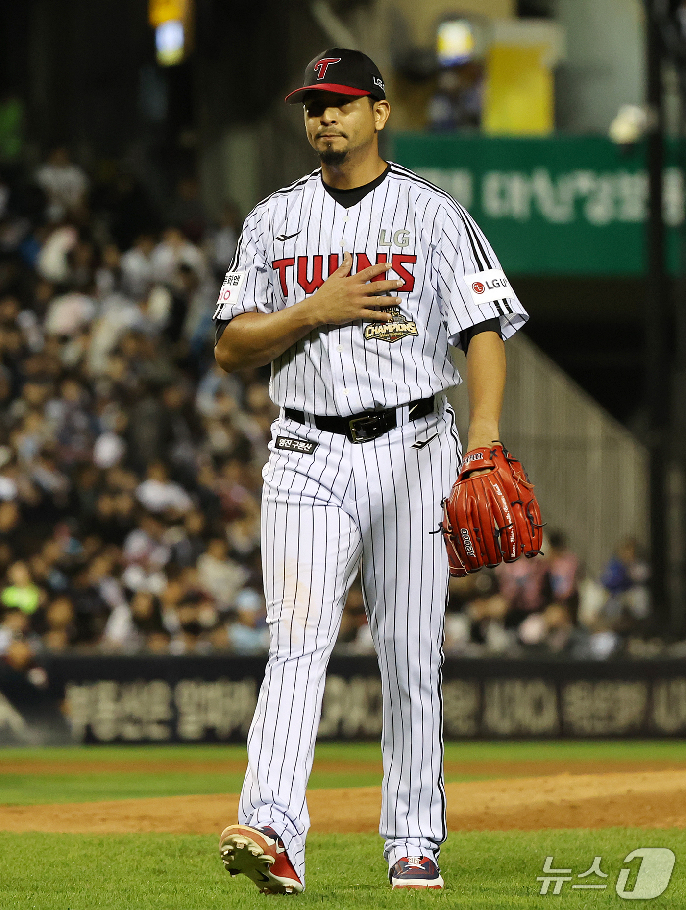 (서울=뉴스1) 김진환 기자 = 14일 오후 서울 송파구 잠실야구장에서 열린 프로야구 '2026 신한 SOL KBO 와일드카드 결정전 1차전' 두산 베어스와 LG 트윈스의 경기, …