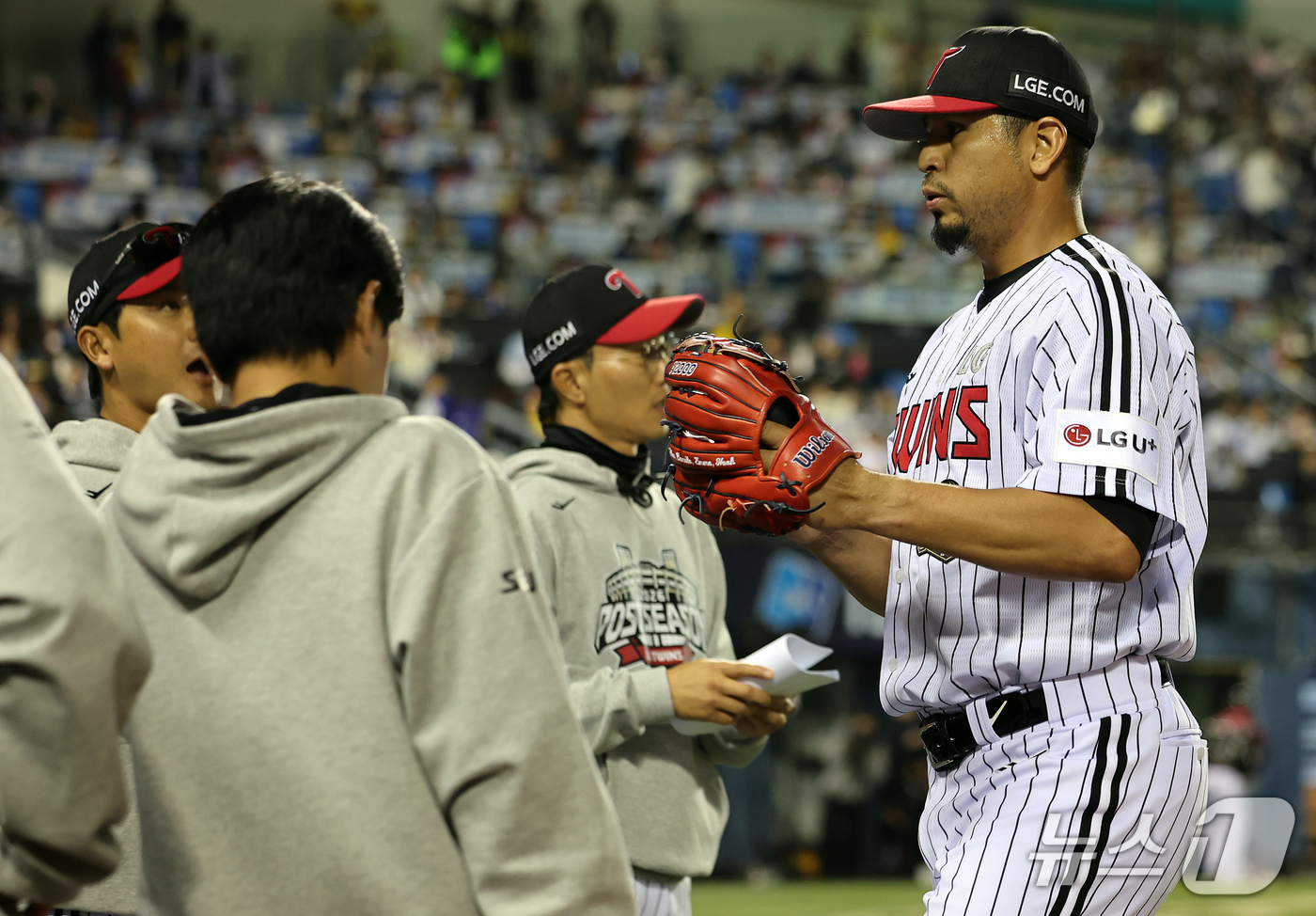 (서울=뉴스1) 김진환 기자 = 14일 오후 서울 송파구 잠실야구장에서 열린 프로야구 '2026 신한 SOL KBO 와일드카드 결정전 1차전' 두산 베어스와 LG 트윈스의 경기, …