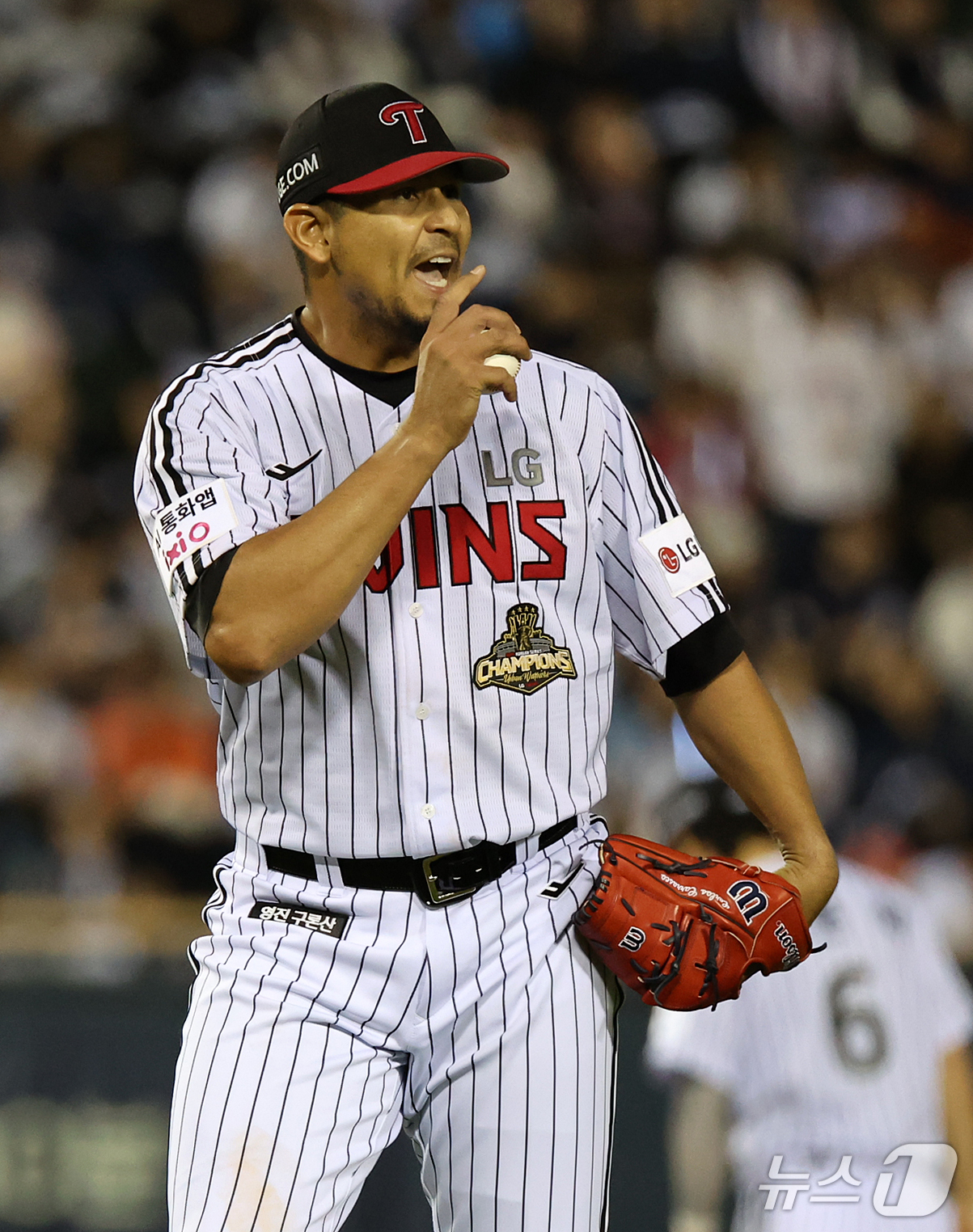 (서울=뉴스1) 김진환 기자 = 14일 오후 서울 송파구 잠실야구장에서 열린 프로야구 '2026 신한 SOL KBO 와일드카드 결정전 1차전' 두산 베어스와 LG 트윈스의 경기, …
