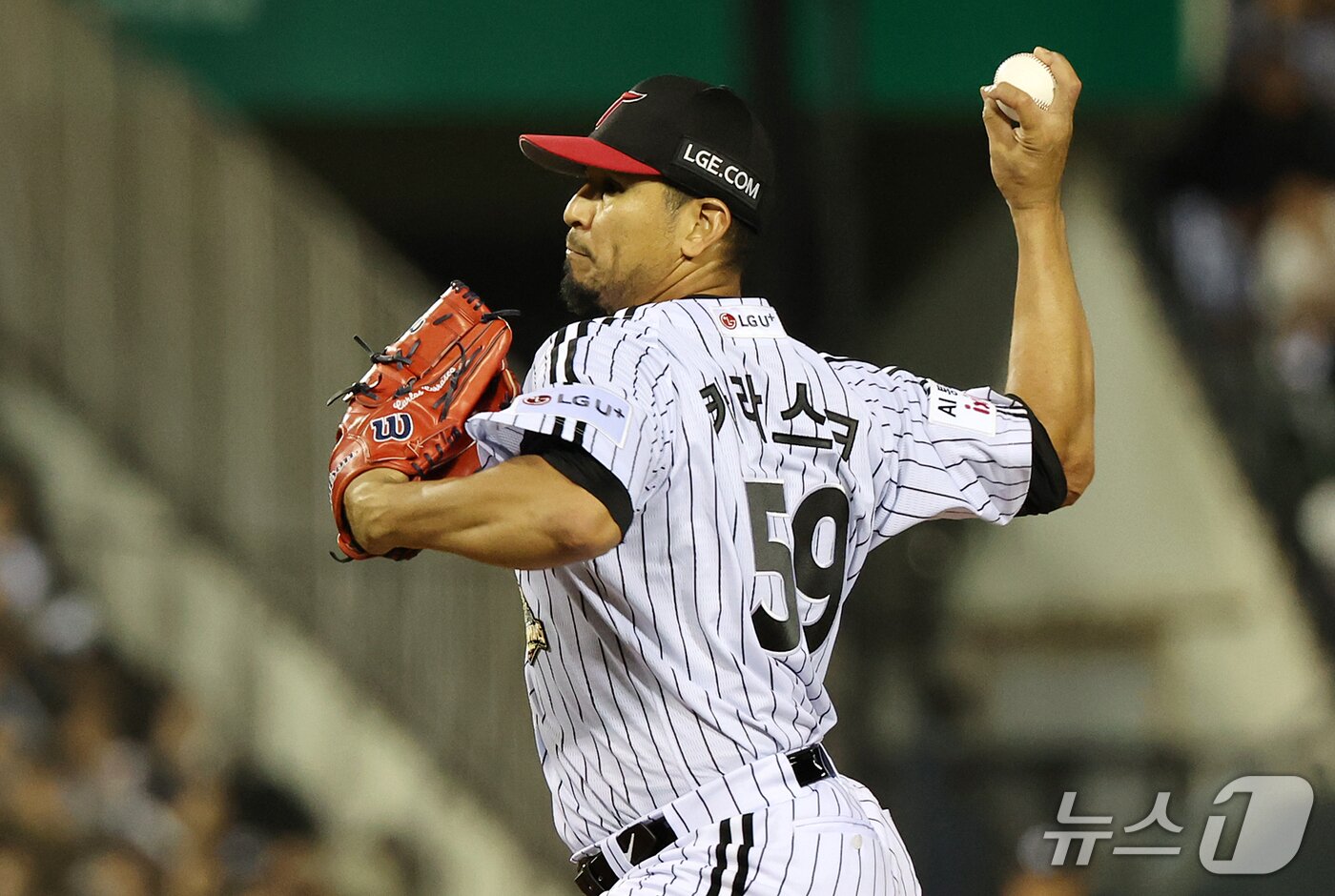 본문 이미지 - 14일 오후 서울 송파구 잠실야구장에서 열린 프로야구 '2026 신한 SOL KBO 와일드카드 결정전 1차전' 두산 베어스와 LG 트윈스의 경기, LG 선발 카라스코가 5회초 등판해 힘차게 공을 던지고 있다. 2026.10.14 ⓒ 뉴스1 김진환 기자