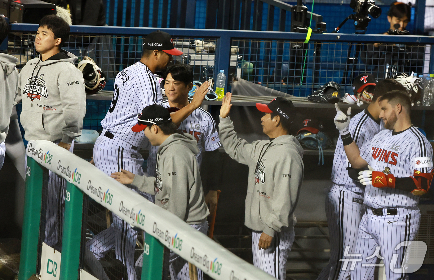 (서울=뉴스1) 이호윤 기자 = 14일 오후 서울 송파구 잠실야구장에서 열린 프로야구 '2026 신한 SOL KBO 와일드카드 결정전 1차전' 두산 베어스와 LG 트윈스의 경기, …