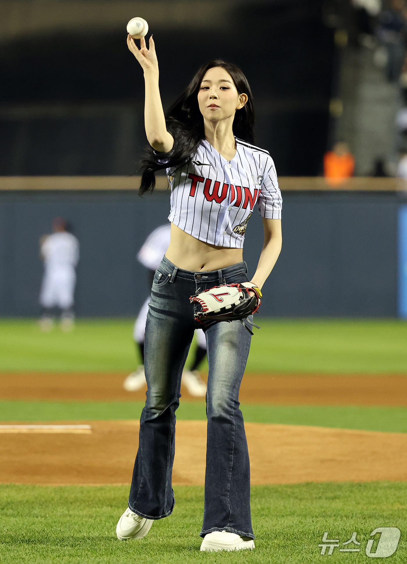(서울=뉴스1) 김진환 기자 = 트리플에스 김채연이 14일 서울 송파구 잠실야구장에서 열린 프로야구 '2026 신한 SOL KBO 와일드카드 결정전 1차전' 두산 베어스와 LG 트 …