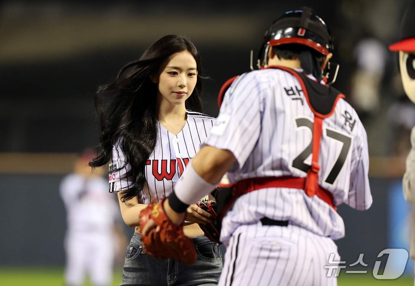(서울=뉴스1) 김진환 기자 = 트리플에스 김채연이 14일 서울 송파구 잠실야구장에서 열린 프로야구 '2026 신한 SOL KBO 와일드카드 결정전 1차전' 두산 베어스와 LG 트 …