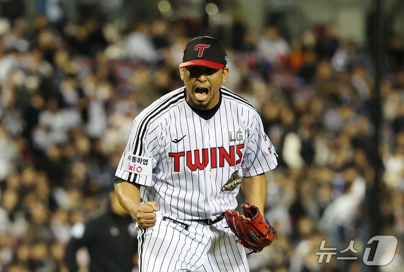 본문 이미지 - 14일 오후 서울 송파구 잠실야구장에서 열린 프로야구 '2026 신한 SOL KBO 와일드카드 결정전 1차전' 두산 베어스와 LG 트윈스의 경기, LG 선발 카라스코가 6회초 2사 1루 상황에서 두산 안재석을 외야 플라이로 잡아내며 이닝을 실점 없이 마친 뒤 포효하고 있다. 2026.10.14 ⓒ 뉴스1 김진환 기자