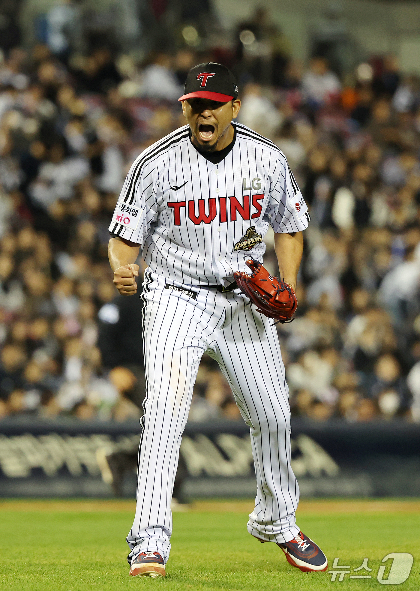 (서울=뉴스1) 김진환 기자 = 14일 오후 서울 송파구 잠실야구장에서 열린 프로야구 '2026 신한 SOL KBO 와일드카드 결정전 1차전' 두산 베어스와 LG 트윈스의 경기, …