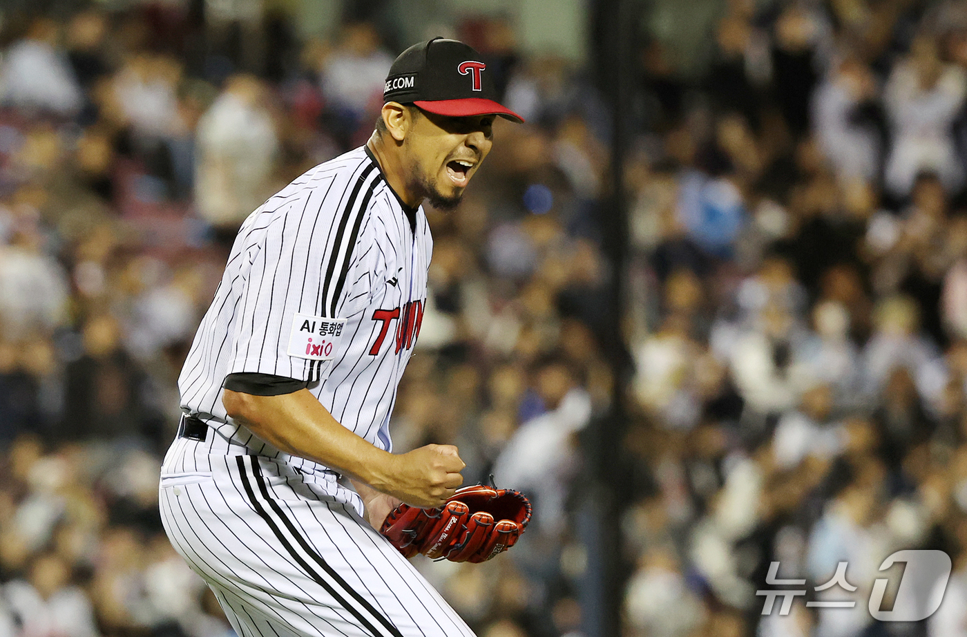 (서울=뉴스1) 김진환 기자 = 14일 오후 서울 송파구 잠실야구장에서 열린 프로야구 '2026 신한 SOL KBO 와일드카드 결정전 1차전' 두산 베어스와 LG 트윈스의 경기, …