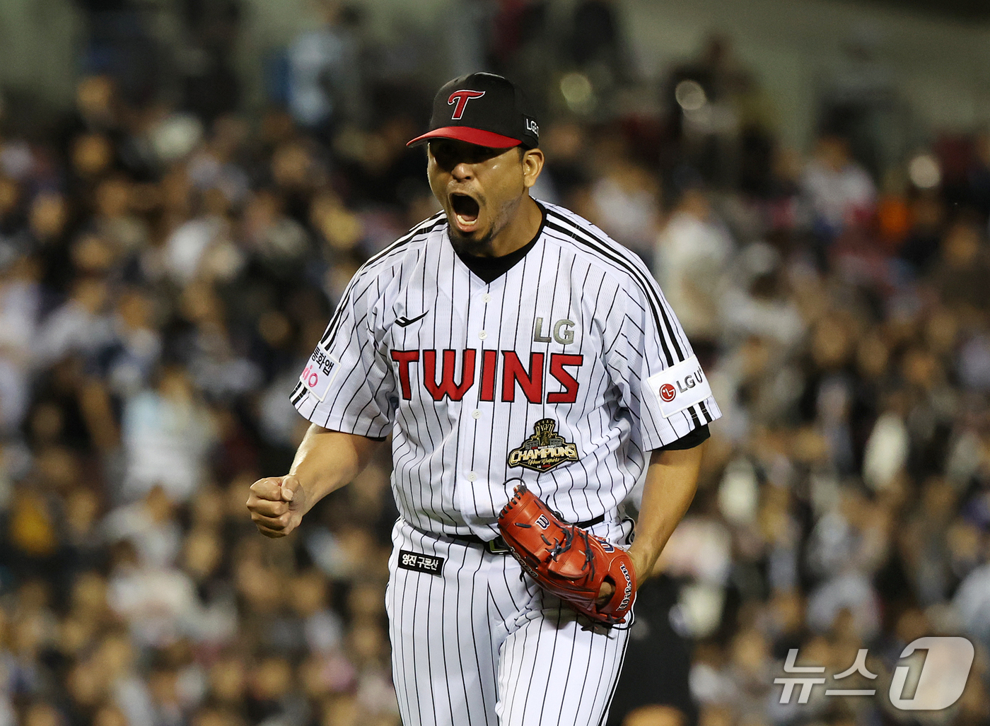 (서울=뉴스1) 김진환 기자 = 14일 오후 서울 송파구 잠실야구장에서 열린 프로야구 '2026 신한 SOL KBO 와일드카드 결정전 1차전' 두산 베어스와 LG 트윈스의 경기, …