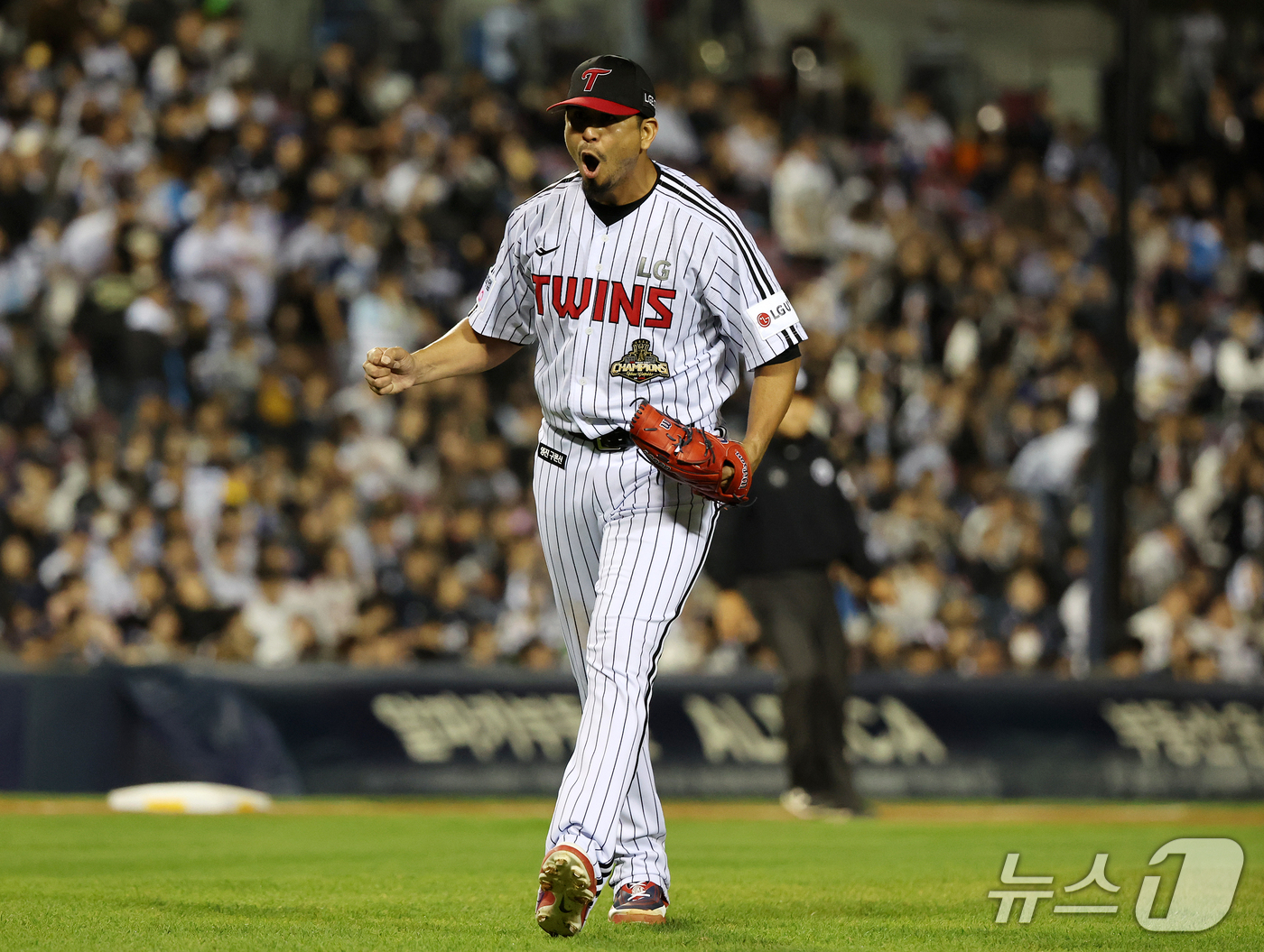 (서울=뉴스1) 김진환 기자 = 14일 오후 서울 송파구 잠실야구장에서 열린 프로야구 '2026 신한 SOL KBO 와일드카드 결정전 1차전' 두산 베어스와 LG 트윈스의 경기, …