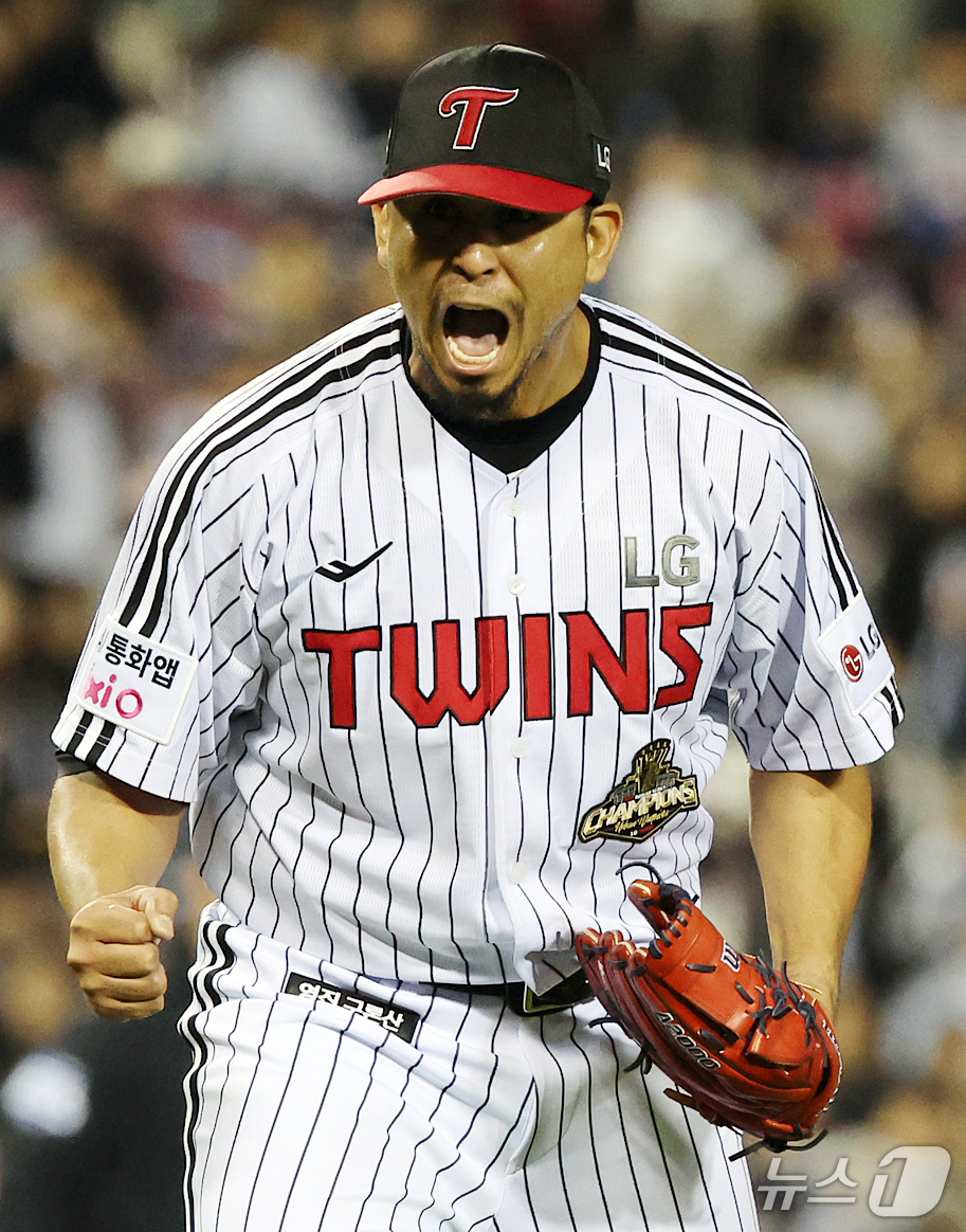 (서울=뉴스1) 김진환 기자 = 14일 오후 서울 송파구 잠실야구장에서 열린 프로야구 '2026 신한 SOL KBO 와일드카드 결정전 1차전' 두산 베어스와 LG 트윈스의 경기, …