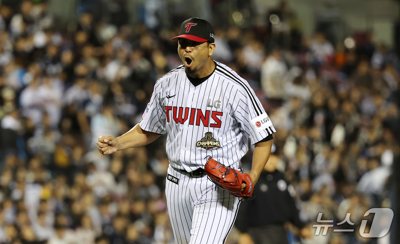 (서울=뉴스1) 김진환 기자 = 14일 오후 서울 송파구 잠실야구장에서 열린 프로야구 '2026 신한 SOL KBO 와일드카드 결정전 1차전' 두산 베어스와 LG 트윈스의 경기, …